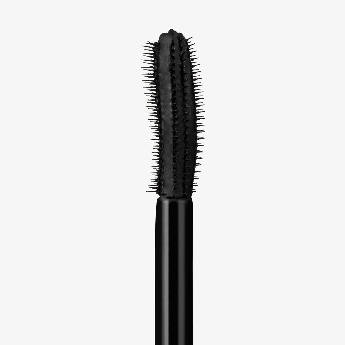 Nahaufnahme des Mascarastifts Big and Thick Lashes von Mesauda Beauty, dessen Borsten mit Mascara beschichtet sind, vor einem weißen Hintergrund.