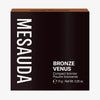 Die Verpackung des kompakten Bronzers Bronze Venus von Mesauda Beauty ist mit einem auffälligen weißen Text auf dunklem Hintergrund versehen.