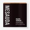 Die schwarze Schachtel des Mesauda Beauty Nude Venus Puders aufrecht vor einem weißen Hintergrund.
