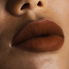 Nahaufnahme von Lippen die mit dem Sublimatte Matte Liquid Lipstick von Mesauda Beauty geschminkt sind. Farbe: 201 Harmonious