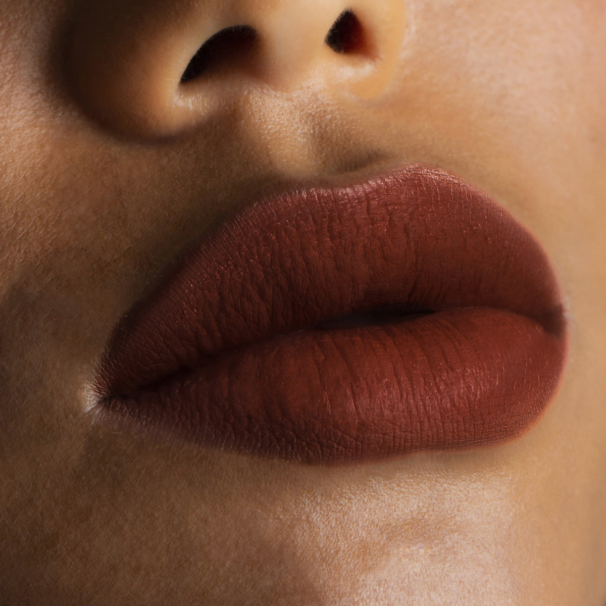 Nahaufnahme von Lippen die mit dem Sublimatte Matte Liquid Lipstick von Mesauda Beauty geschminkt sind. Farbe: 202 Unlimited