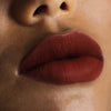 Nahaufnahme von Lippen die mit dem Sublimatte Matte Liquid Lipstick von Mesauda Beauty geschminkt sind. Farbe: 203 Magnificent