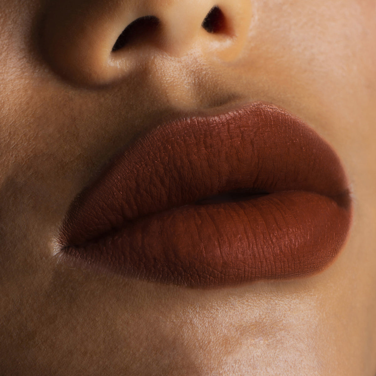 Nahaufnahme von Lippen die mit dem Sublimatte Matte Liquid Lipstick von Mesauda Beauty geschminkt sind. Farbe: 204 Powerful