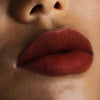 Nahaufnahme von Lippen die mit dem Sublimatte Matte Liquid Lipstick von Mesauda Beauty geschminkt sind. Farbe: 205 Seductive