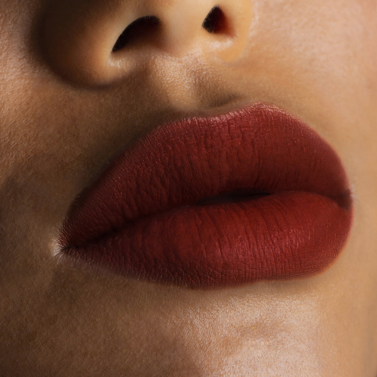 Nahaufnahme von Lippen die mit dem Sublimatte Matte Liquid Lipstick von Mesauda Beauty geschminkt sind. Farbe: 205 Seductive