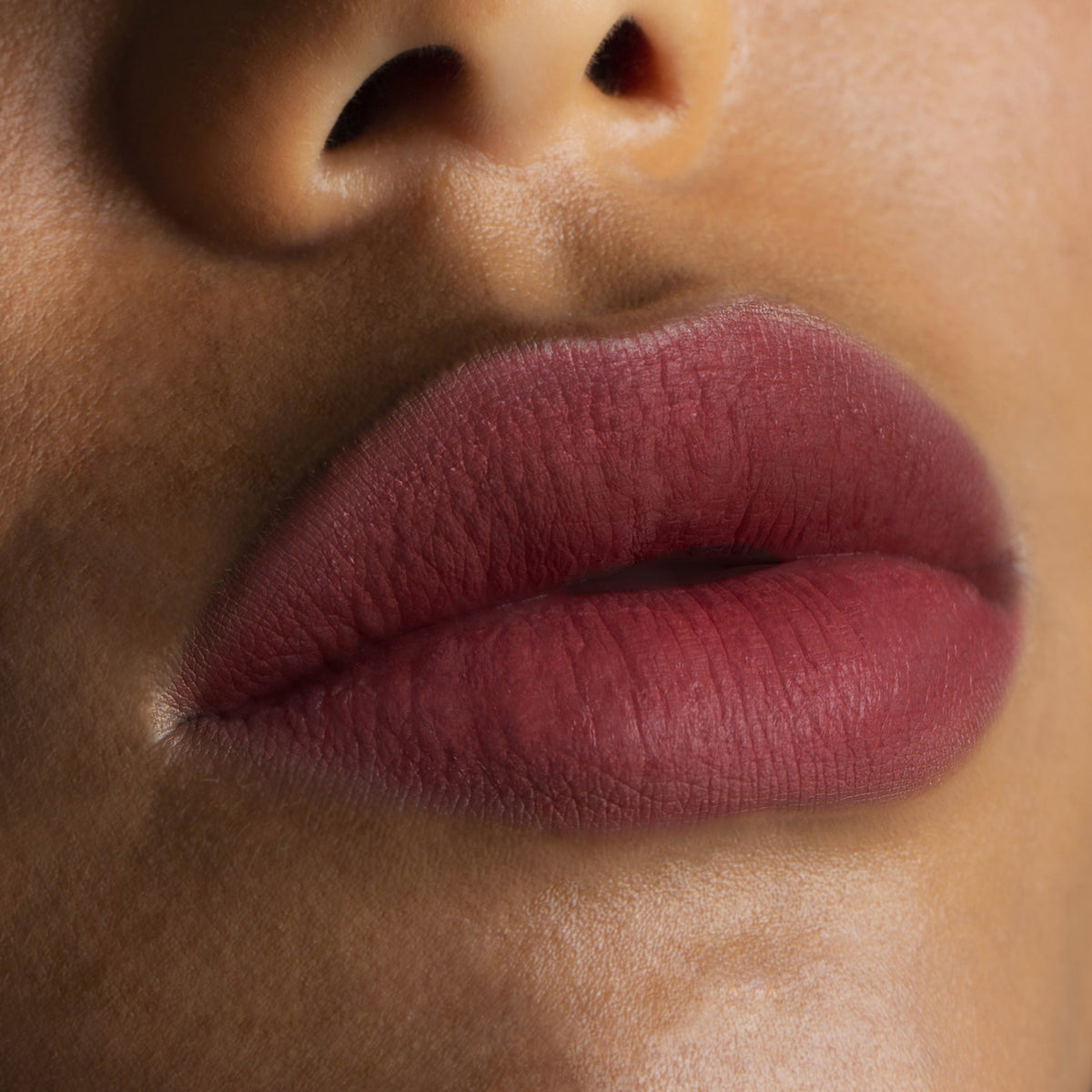 Nahaufnahme von Lippen die mit dem Sublimatte Matte Liquid Lipstick von Mesauda Beauty geschminkt sind. Farbe: 206 Absolute