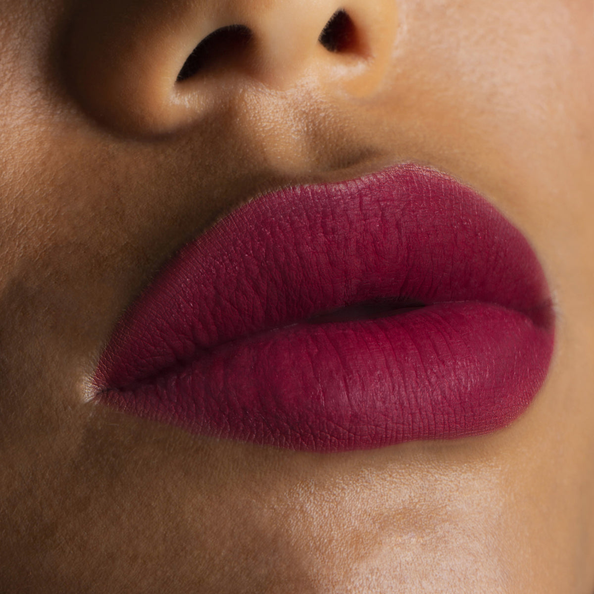 Nahaufnahme von Lippen die mit dem Sublimatte Matte Liquid Lipstick von Mesauda Beauty geschminkt sind. Farbe: 209 Sublime