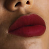 Nahaufnahme von Lippen die mit dem Sublimatte Matte Liquid Lipstick von Mesauda Beauty geschminkt sind. Farbe: 210 Intense