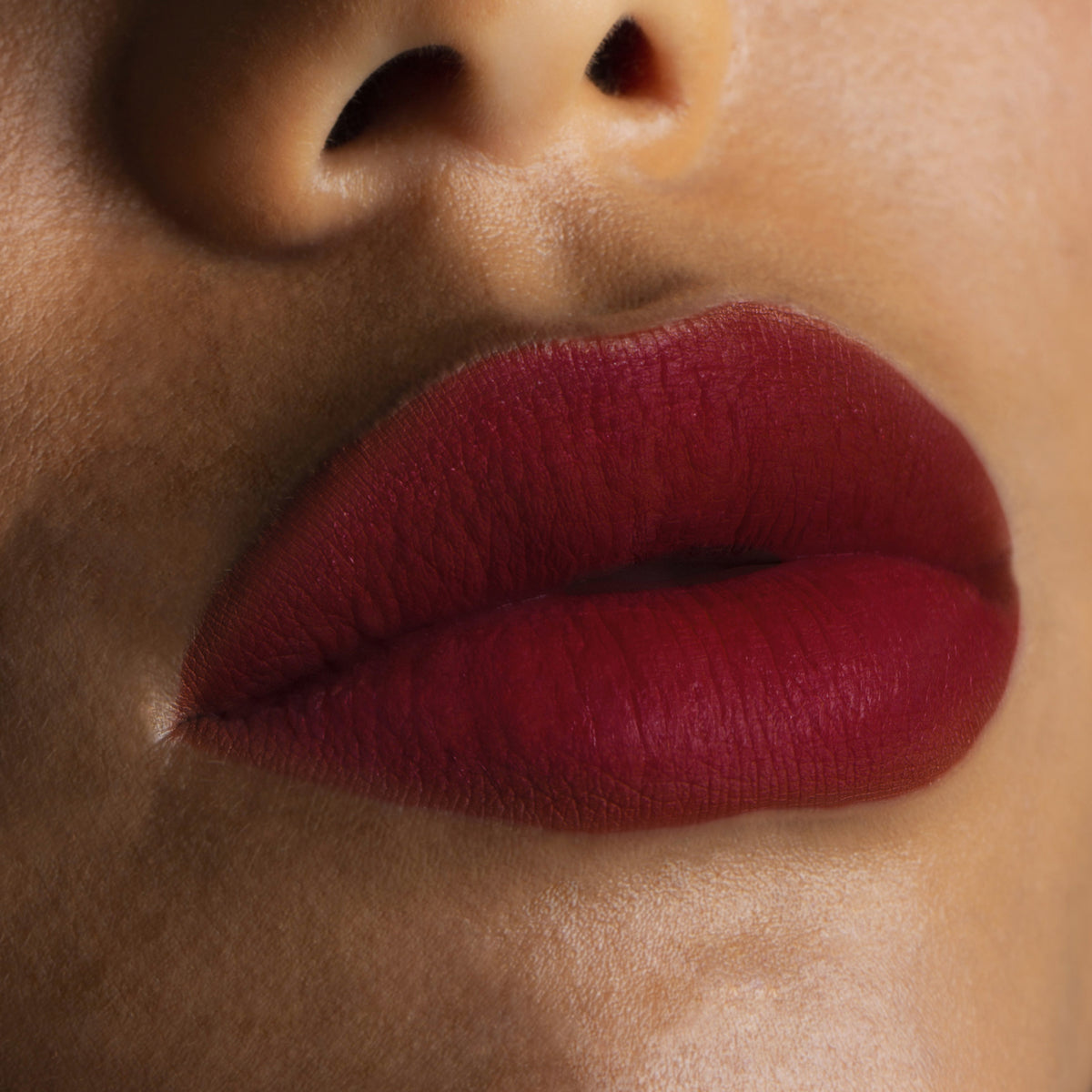 Nahaufnahme von Lippen die mit dem Sublimatte Matte Liquid Lipstick von Mesauda Beauty geschminkt sind. Farbe: 210 Intense