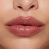 Auf dem Bild ist eine Nahaufnahme der Lippen zu sehen, die den Beyond Jelly Lipstick in der Farbe Dea aufgetragen haben.