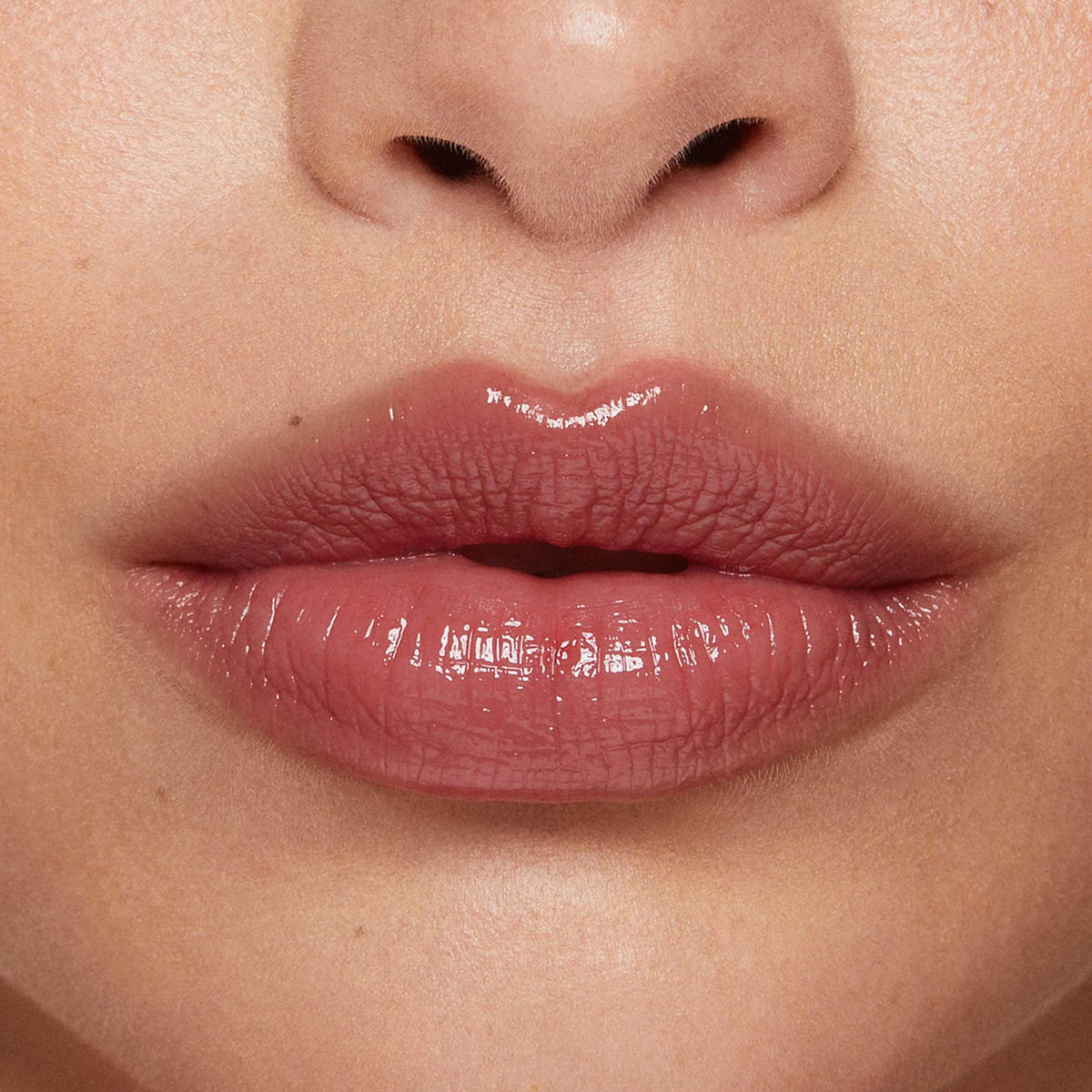 Auf dem Bild ist eine Nahaufnahme der Lippen zu sehen, die den Beyond Jelly Lipstick in der Farbe Dea aufgetragen haben.