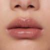 Auf dem Bild ist eine Nahaufnahme der Lippen zu sehen, die den Beyond Jelly Lipstick in der Farbe Luz aufgetragen haben.