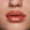 Auf dem Bild ist eine Nahaufnahme der Lippen zu sehen, die den Beyond Jelly Lipstick in der Farbe Solstice aufgetragen haben.