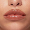 Auf dem Bild ist eine Nahaufnahme der Lippen zu sehen, die den Beyond Jelly Lipstick in der Farbe Sublime aufgetragen haben.