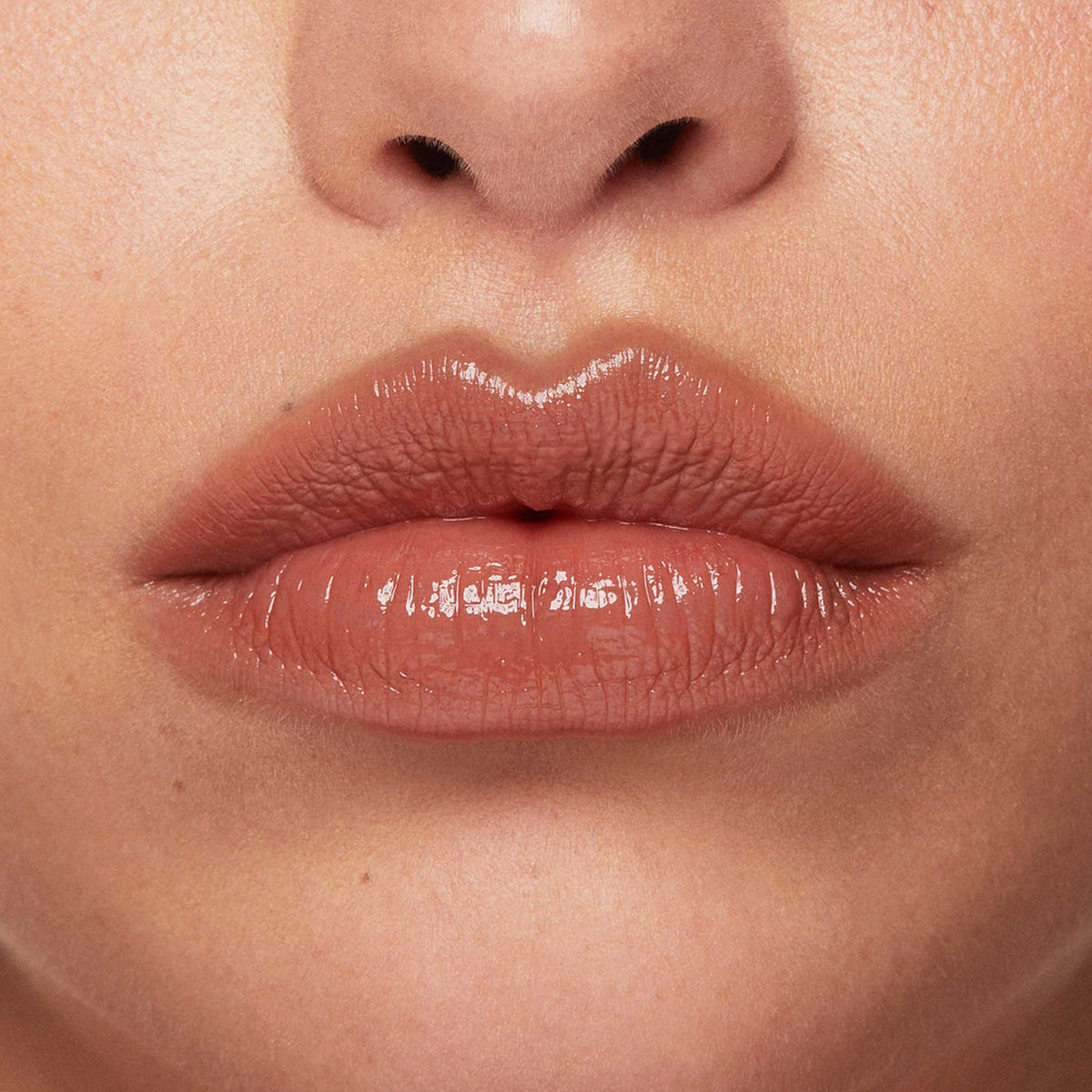 Auf dem Bild ist eine Nahaufnahme der Lippen zu sehen, die den Beyond Jelly Lipstick in der Farbe Sublime aufgetragen haben.