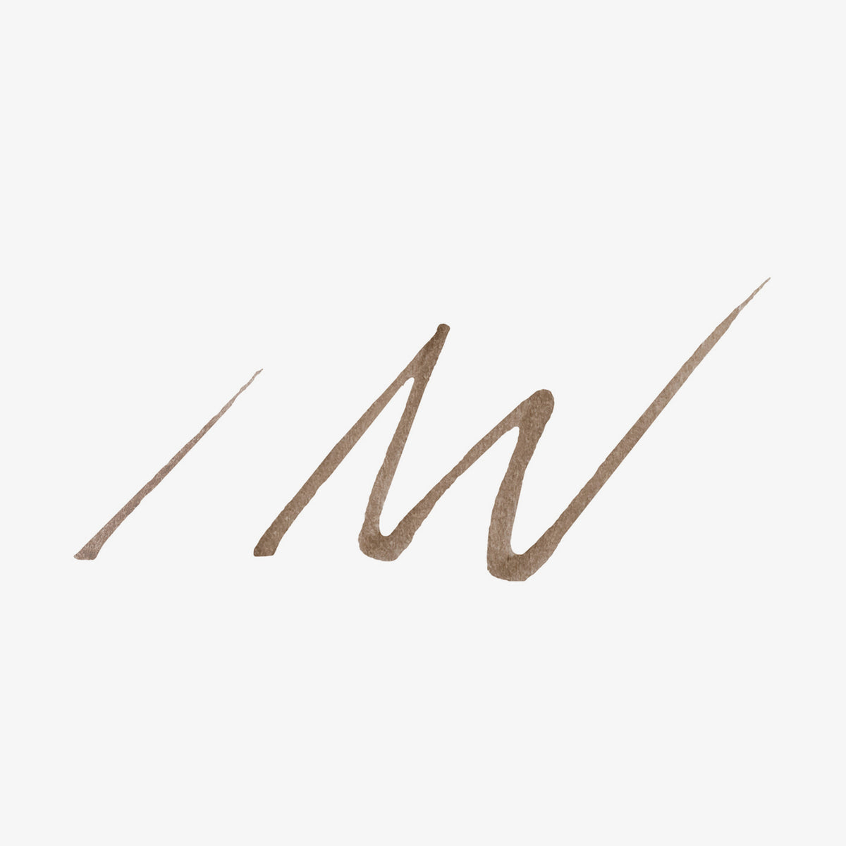 gestufter Strich in Pinseloptik zur Darstellung der variablen Strichstärke des Brow Ambition Augenbrauenprodukts von Nabla Cosmetics.
