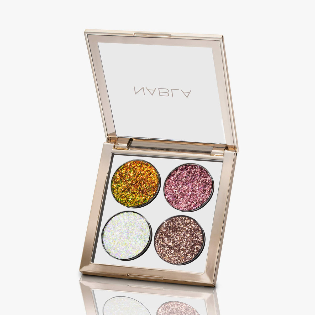 Die Glorious Lights Glitter Palette enthält vier glitzernde Lidschattentöne – Gold, Pink, Weiß und Bronze – in einem quadratischen Etui.