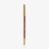 Ein NABLA Close-Up Lip Shaper Lippenkonturenstift in der Farbe Nude #1, einem sehr hellen Nude-Rosé, mit goldener Kappe, senkrecht stehend vor weißem Hintergrund.