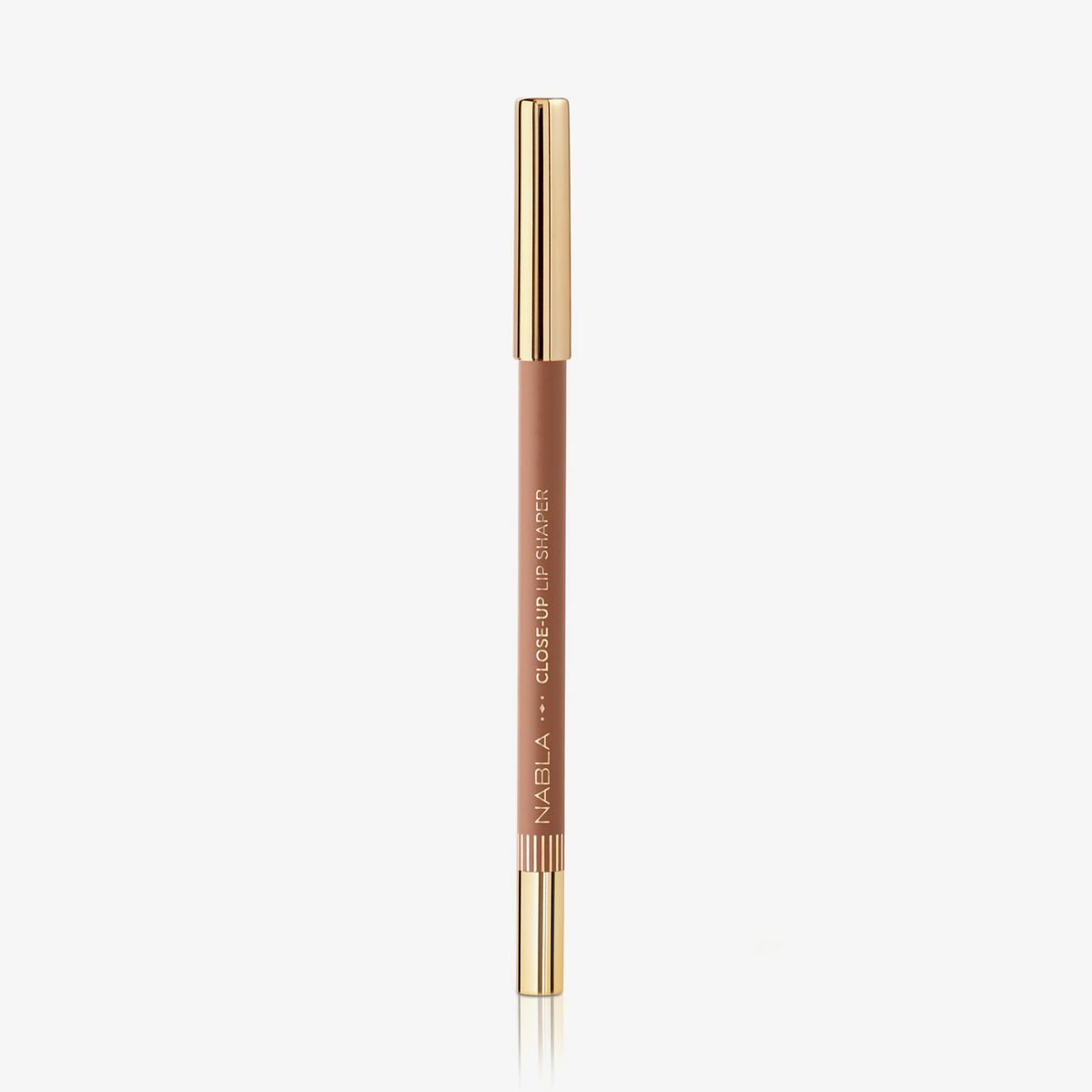 Ein NABLA Close-Up Lip Shaper Lippenkonturenstift in der Farbe Nude #2, einem natürlichen Rosé-Nude, mit goldener Kappe, senkrecht stehend vor weißem Hintergrund.