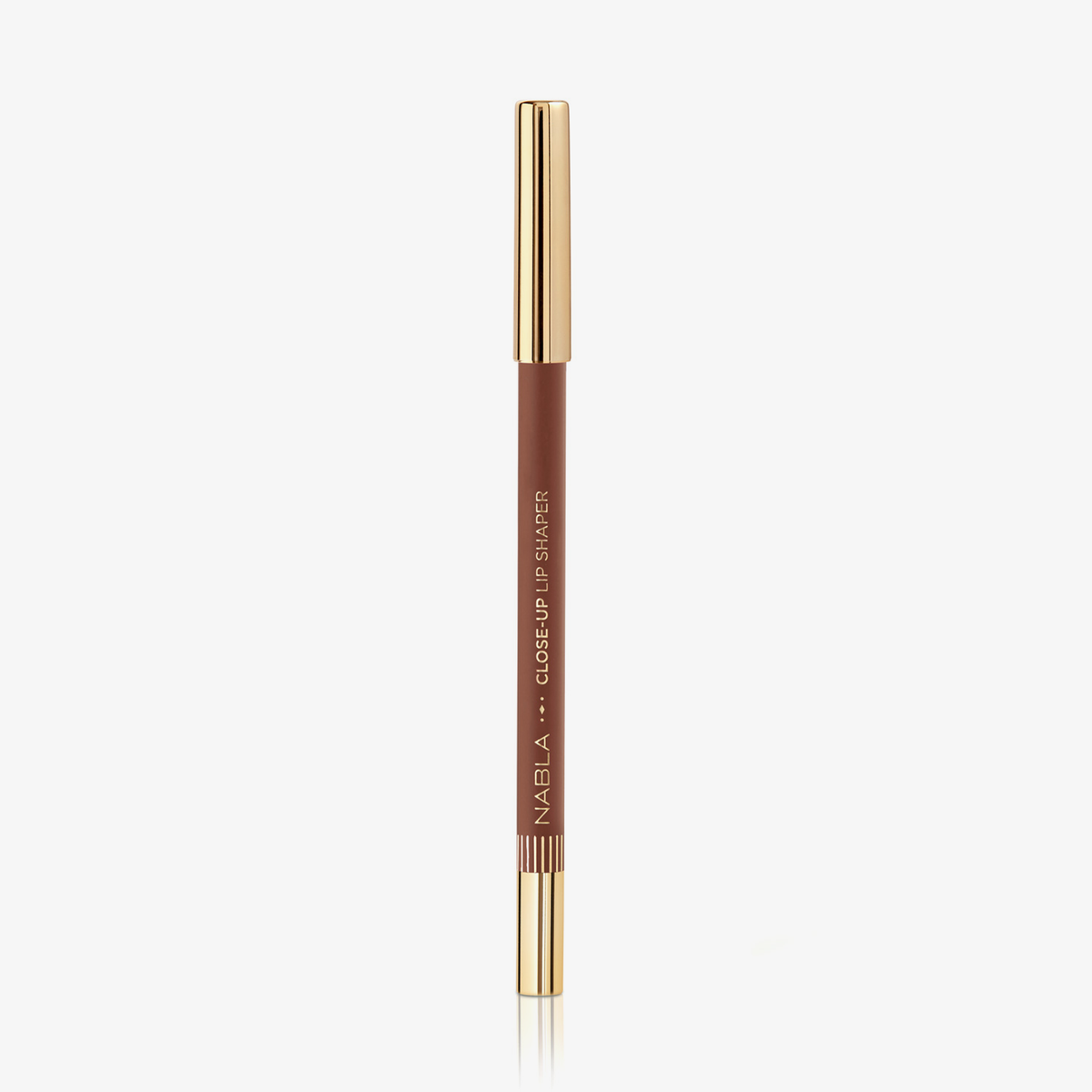 Ein NABLA Close-Up Lip Shaper Lippenkonturenstift in der Farbe Nude #4, einem warmen Rosenholzton, mit goldener Kappe, vor weißem Hintergrund.