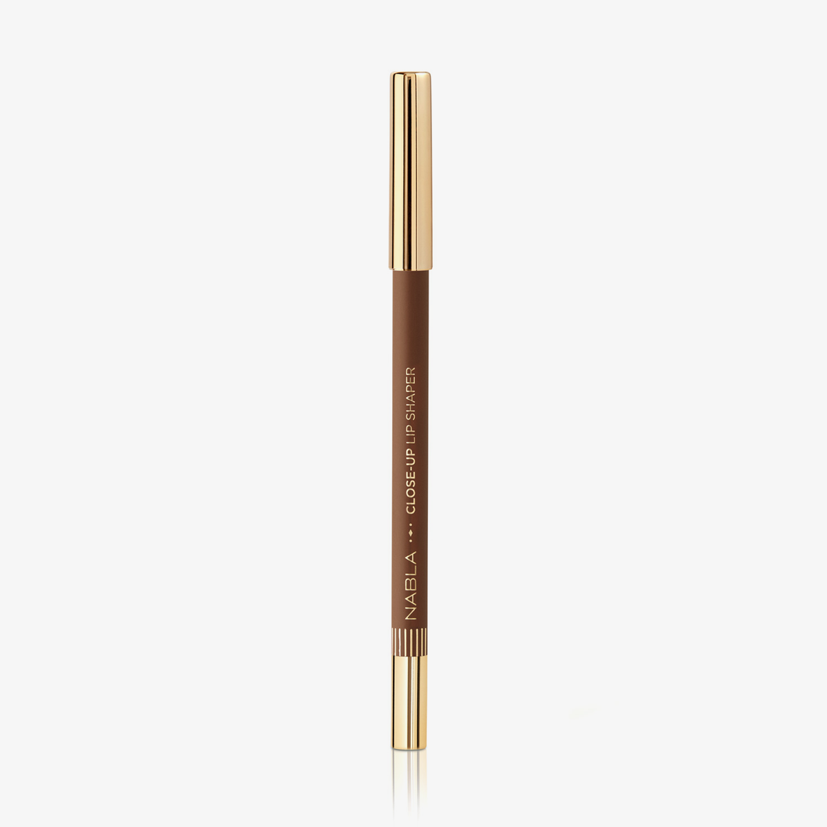 Ein NABLA Close-Up Lip Shaper Lippenkonturenstift in der Farbe Nude #5, einem tiefen, rosabraunen Ton, mit goldener Kappe, senkrecht stehend vor weißem Hintergrund.