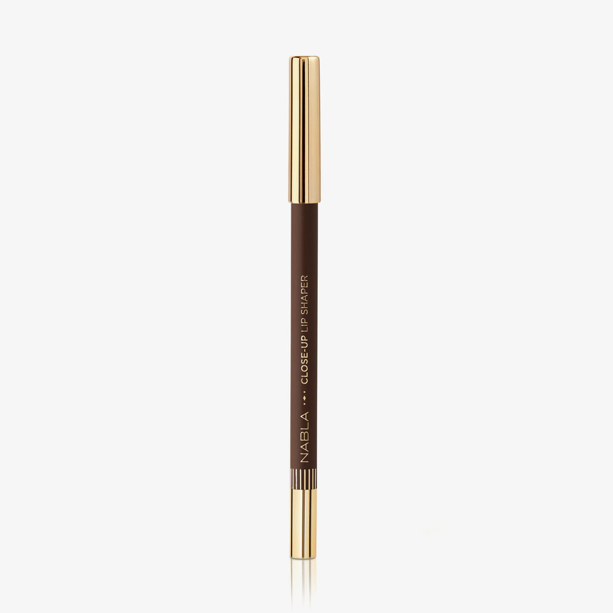 Ein NABLA Close-Up Lip Shaper Lippenkonturenstift in der Farbe Nude #6, einem satten Braunton mit rosigem Unterton, mit goldener Kappe vor weißem Hintergrund.