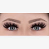 Nahaufnahme blauer Augen mit kräftigen, geschwungenen Brauen und dicken, dramatischen NICLAY HD Soft Lashes für einen atemberaubenden Look.