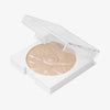 Nahaufnahme des offenen OFRA Pure Glow Finishing Powders in Light, das feine, schimmernde Puder mit Wellenstruktur zeigt.