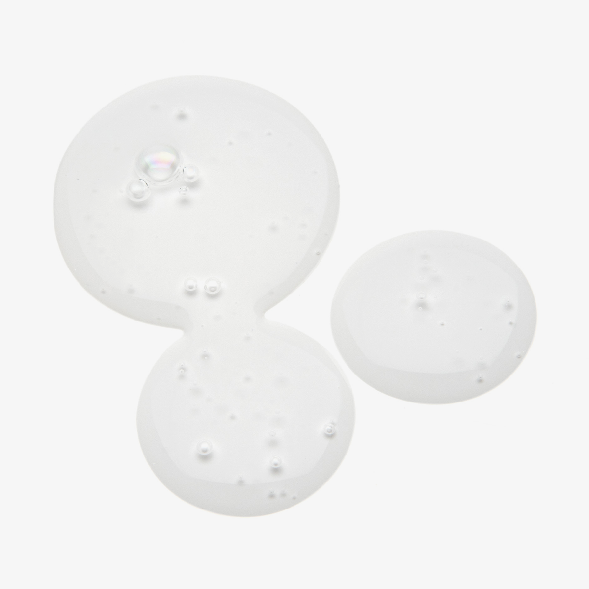 Nahaufnahme der klaren Gel-Textur Hyaluronic Acid Hydrating Cleanser auf weißem Hintergrund.