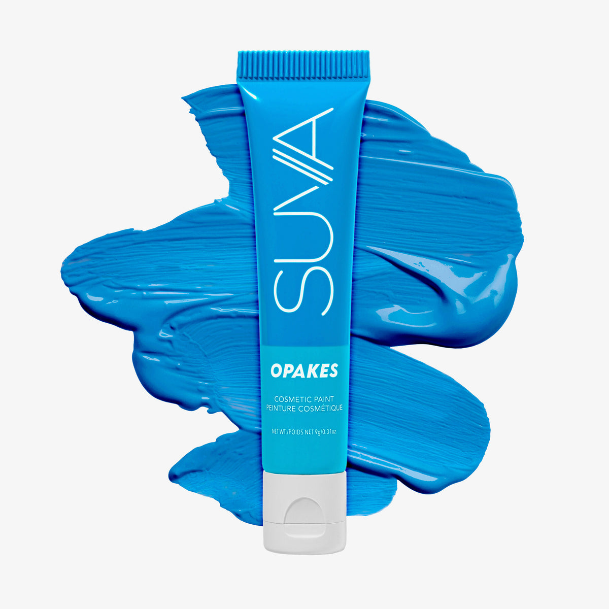 Eine blaue Tube Opakes Cosmetic Paint neben einem leuchtend blauen Farbmuster auf weißem Hintergrund.