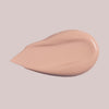 Ein Klecks Wide Awake Full Coverage Concealer Cappuccino in Beige auf einem blassen Hintergrund.