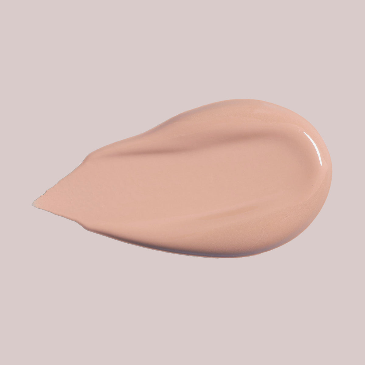 Ein Klecks Wide Awake Full Coverage Concealer Cappuccino in Beige auf einem blassen Hintergrund.