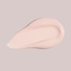 Ein Klecks Wide Awake Full Coverage Concealer Almond Milk in Hellbeige auf einem blassen Hintergrund.