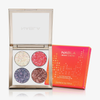 Geöffnete NABLA „Miami Lights“ Glitter-Palette mit vier stark funkelnden Glitzertönen: ein schimmerndes Weiß, ein Rosa/Rot, ein violett-blauer Ton und ein roségoldener Kupferton. Im Hintergrund ist die passende neon-orangefarbene Umverpackung mit pinkem Farbverlauf zu sehen.