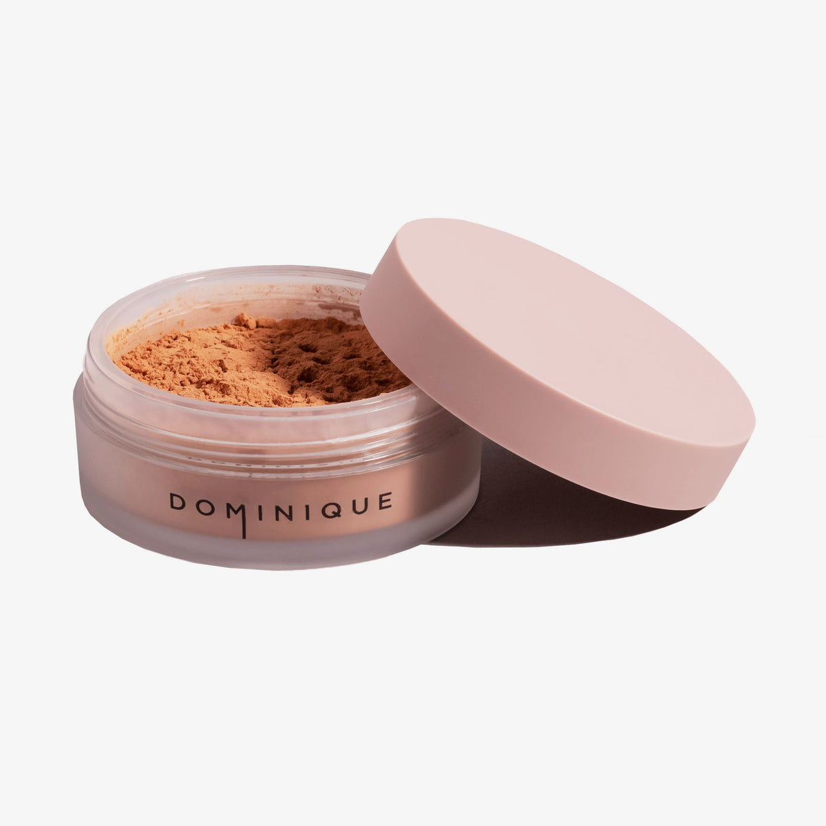 Offener Behälter mit Smooth & Blur Setting Powder mit beigem Deckel und der Aufschrift DOMINIQUE auf weißem Hintergrund.