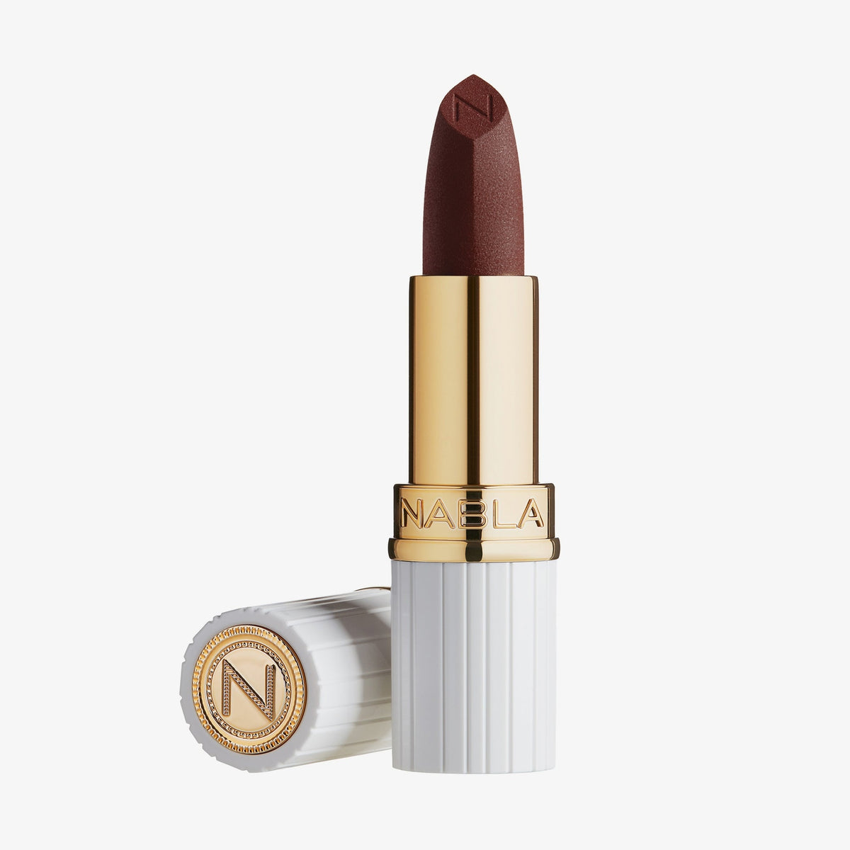 Matte Pleasure Lipstick in der Farbe Coffee Nude in einem gold-weißen Etui mit einem erhabenen N auf der Kappe und der Lippenstiftspitze.