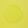 Ein transparenter Klecks des Low-pH Good Morning Gel Cleanser auf einer leuchtend gelben Oberfläche.