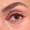 Nahaufnahme eines Auges mit kreativem rotem Eyeliner, kreiert mit dem LH Cosmetics Crayon Nugget.