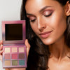 Eine Frau mit geschlossenen Augen präsentiert die LH Cosmetics Reload Palette und trägt rosa und braunen Lidschatten aus der Palette.