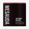 Die schwarze Schachtel des Mesauda Beauty At First Blush Rouges aufrecht vor einem weißen Hintergrund.