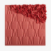 Das Rouge At First Blush von Mesauda Beauty mit eingeprägtem M-Muster, die obere, rechte Ecke ist in losem Puder zerkleinert dargestellt.
