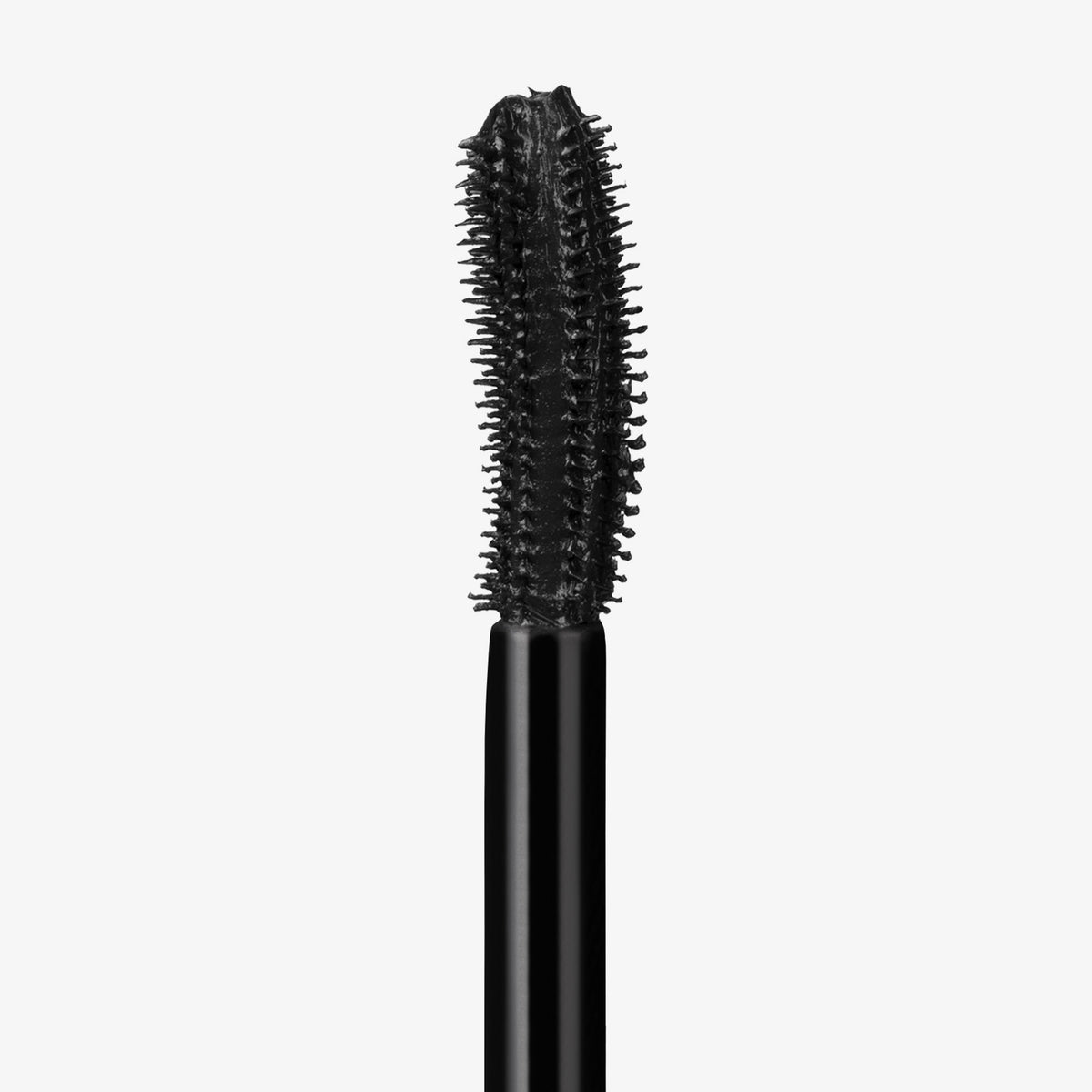 Nahaufnahme des Mesauda Beauty Big and Thick Lashes Mascaras, dessen Borsten mit einer reichhaltigen schwarzen Formel überzogen sind, vor einem weißen Hintergrund.