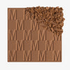 Der Bronzer Bronze Venus von Mesauda Beauty mit eingeprägtem M-Muster, die obere, rechte Ecke ist in losem Puder zerkleinert dargestellt.
