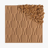 Der Bronzer Bronze Venus von Mesauda Beauty mit eingeprägtem M-Muster, die obere, rechte Ecke ist in losem Puder zerkleinert dargestellt.
