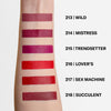 Sechs Mesauda Beauty Cult Matte Lipsticks sind auf einem Arm abgebildet und jeweils mit dem Namen und der Nummer der Farbe in fetter schwarzer Schrift beschriftet.