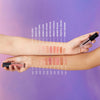 Zwei Arme die Swatches der verschiedenen Farben des Gloss Matrix Lipglosses von Mesauda Beauty präsentieren.