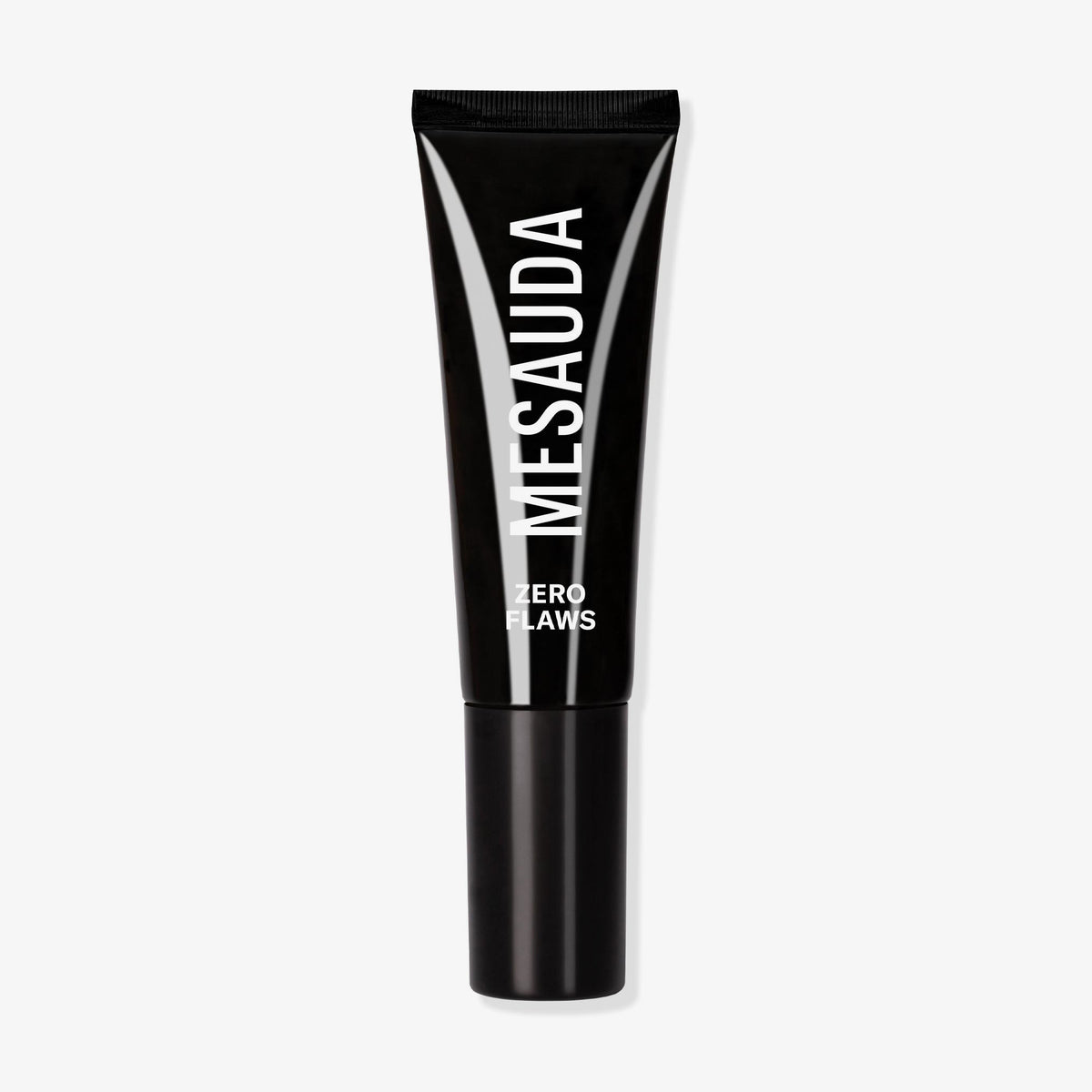 Eine schwarze Tube Mesauda Beauty Zero Flaws Primer steht aufrecht vor einem hellen Hintergrund.