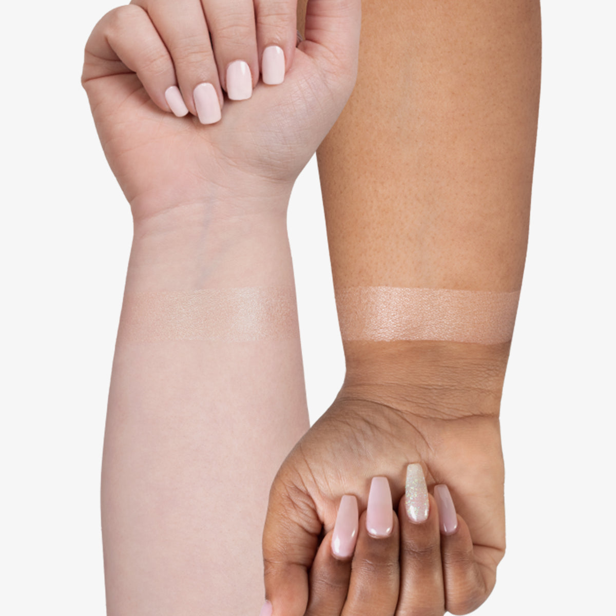 Zwei Arme mit unterschiedlichen Hauttönen, zeigen einen schimmernden Farbstreifen des Pure Glow Finishing Powder von OFRA Cosmetics.