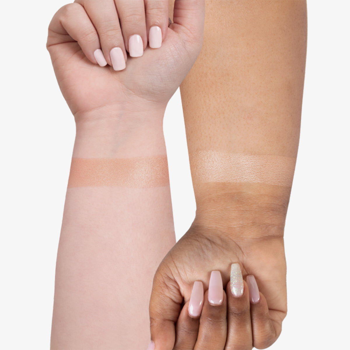 Auf zwei Unterarmen in verschiedenen Hauttönen ist Pure Glow Finishing Powder von OFRA Cosmetics zu sehen.
