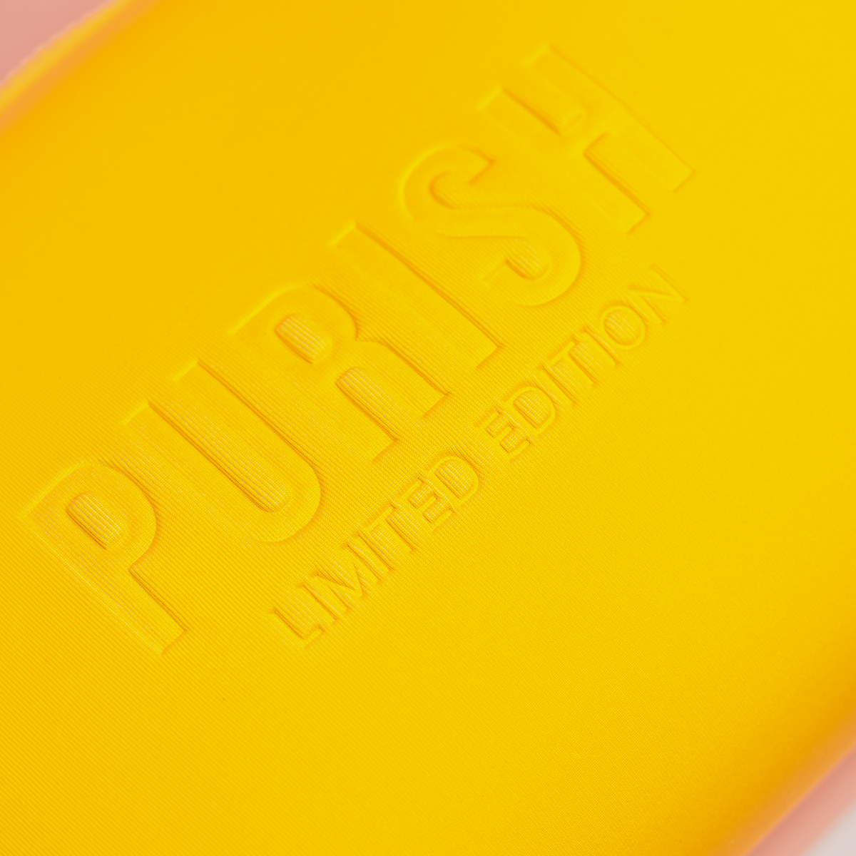 Gelbe PURISH-Tasche in limitierter Auflage mit geprägtem Text „PURISH LIMITED EDITION“ in Großbuchstaben.
